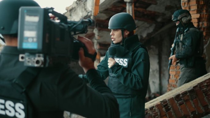 战地女记者在战区进行现场报道