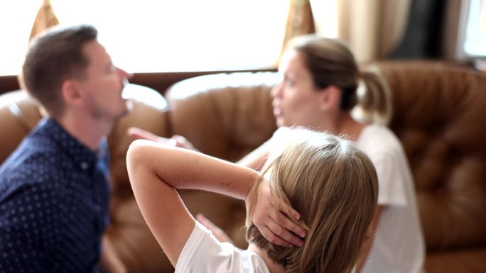 小女孩在父母争吵时用手捂着耳朵回放4k电影慢动作