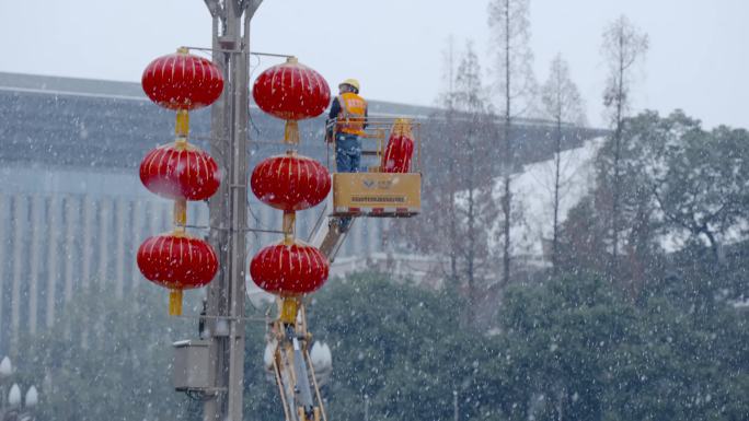 成都雪天给路灯挂灯笼的工人