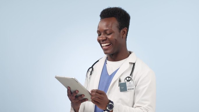 快乐的黑人，医生和平板电脑的研究，社交媒体或交流的工作室背景。非洲男性，医疗或保健外科医生微笑着用技