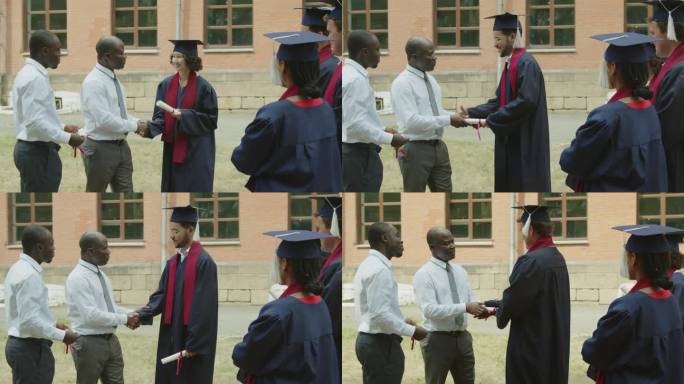 男教授与毕业生握手并颁发毕业证书