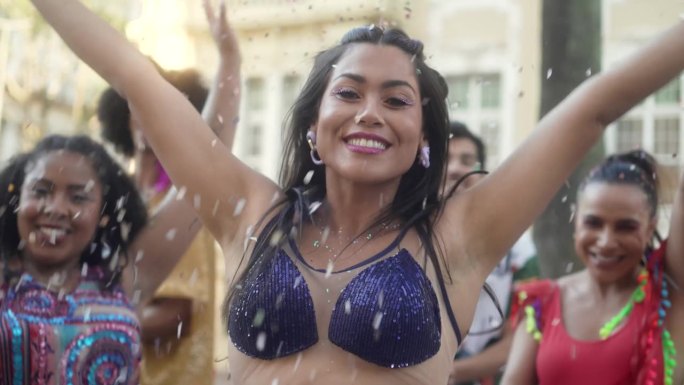 巴西狂欢节:快乐的女人在狂欢节上跳舞