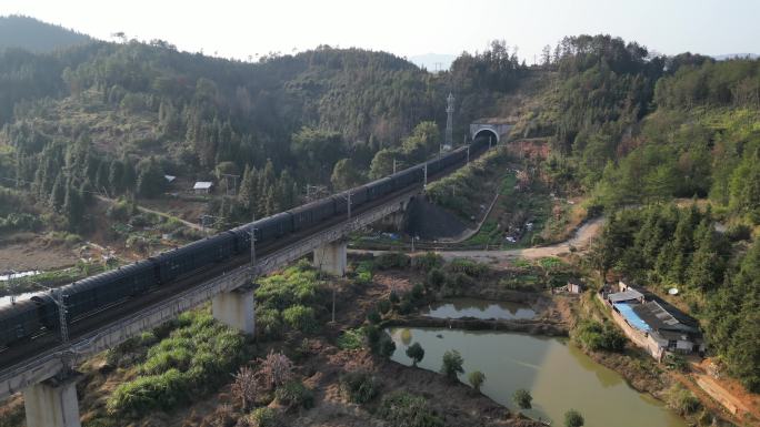火车驶过桥梁