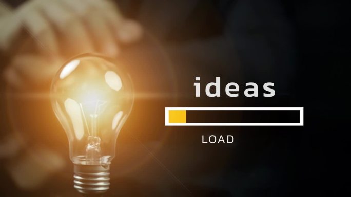 商人用“想法”、“概念”和“愿景”来展示灯泡。思维观念和创造性。寻找答案，头脑风暴，解决问题，发明和