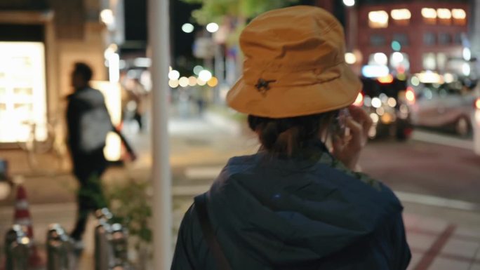 在大阪道顿堀街，一位亚洲女商人正在和她的伙伴谈论生意