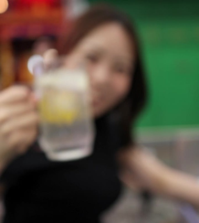 下班后在日本居酒屋酒吧敬酒的女人