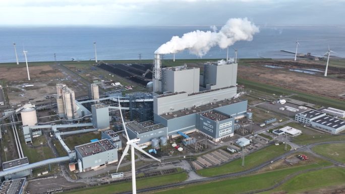荷兰Eemshaven的燃煤发电站，发电厂。无人机近距离俯视图。