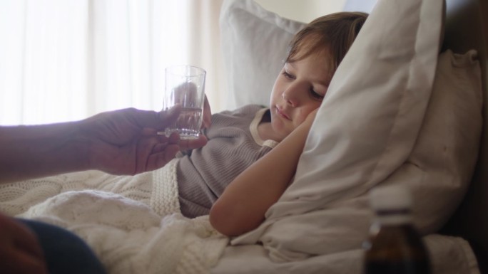 患有流感、感冒、冠状病毒、支气管炎或肺炎、病毒或传染病的卧床咳嗽儿童