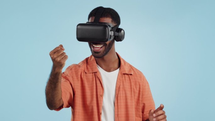 玩家，虚拟现实和眼镜在工作室用手，点击和滑动在虚拟世界的蓝色背景。人，AR视觉和未来的3D用户体验与