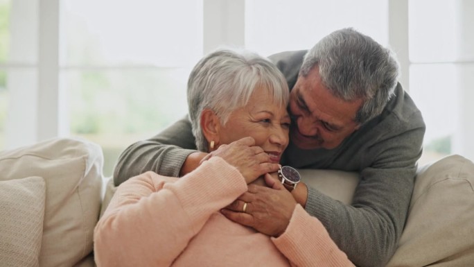 老两口，在婚姻中相依相拥，在家庭中相依相伴，在退休生活中幸福相伴。舒适，关怀和与生活伴侣的联系，客厅