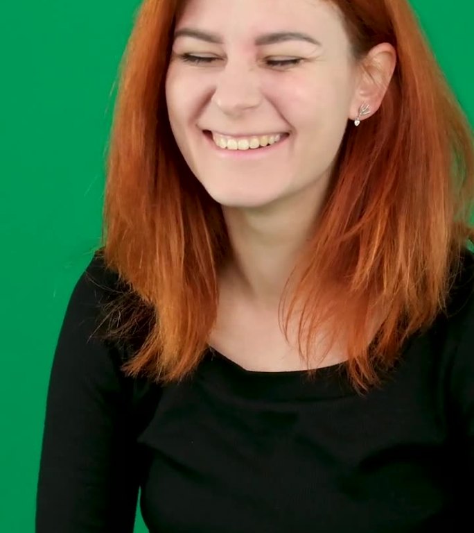 垂直视频真诚的笑一个年轻的女人不同的情绪悲伤的脸上笑后金耳环一套情感的面部表情在绿色的背景色度键