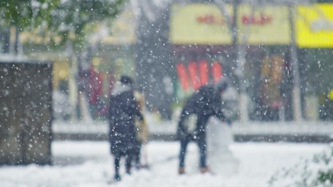 2024长沙下雪打雪仗行人车流街道空镜头