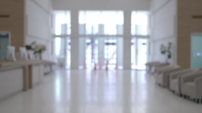 医院候诊区走廊模糊，环境清洁无菌