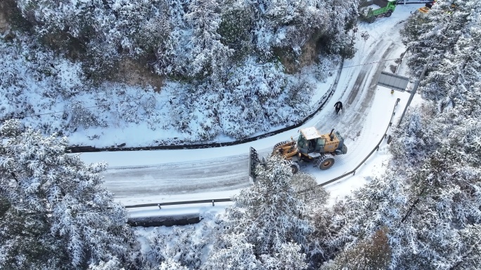 雪后公路铲雪视频素材