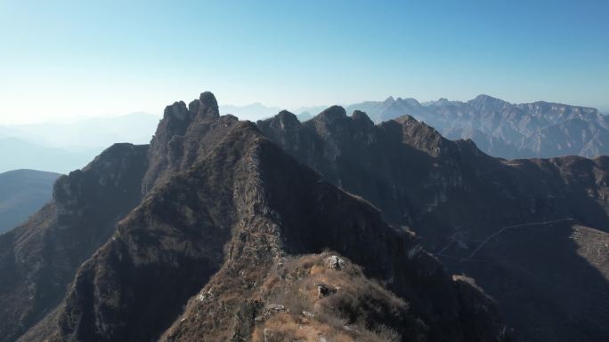 行走在山峰之巅惊险刺激的铡刀背