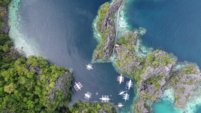 喀斯特露头和游船在双泻湖，科隆，空中俯瞰