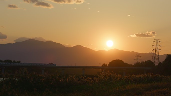 夕阳下地铁行驶而过