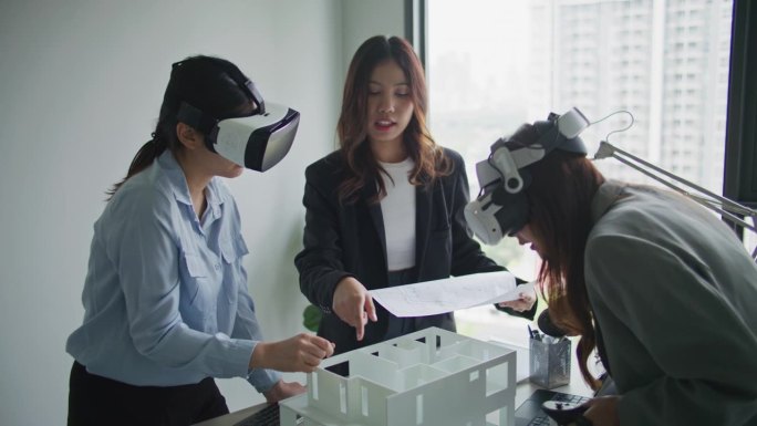 建筑和工程团队使用虚拟现实模拟器眼镜帮助构思设计工作