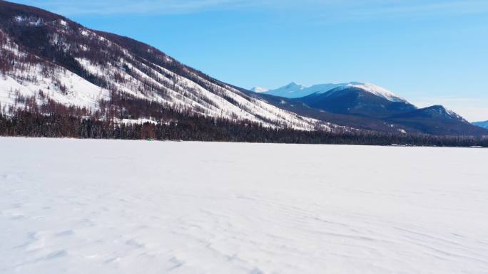 一望无际的雪景，结冰的湖面