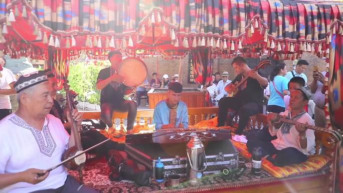 新疆民间乐队演奏新疆风格乐曲