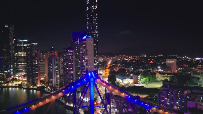 4K鸟瞰图:黄昏时分，布里斯班故事桥上拥挤的交通和布里斯班河上的现代办公大楼，澳大利亚昆士兰州布里斯