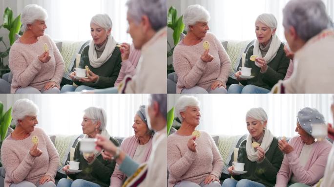 朋友，谈话和长辈一起喝咖啡和饼干放松在沙发上聚会在家访。沙发，客厅和在休息室喝茶聊天的老年妇女