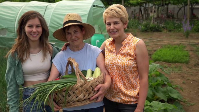 三个女人提着一篮子自家的农产品