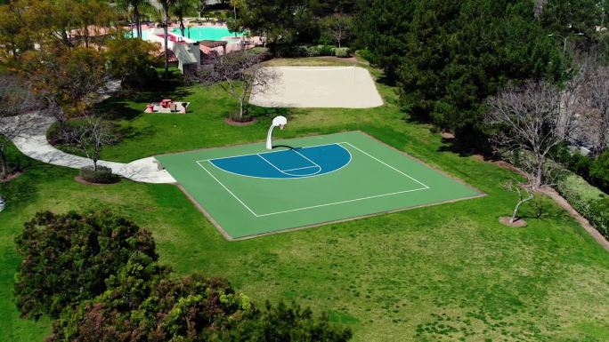 无人机拍摄的篮球球场在高尔夫社区在圣地亚哥，加利福尼亚州2