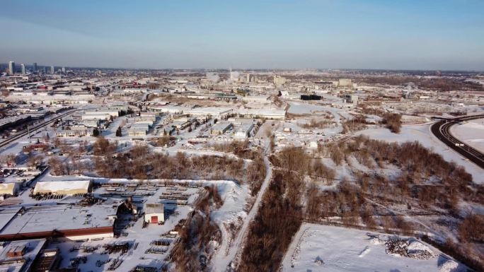 冬季城市范围内一座蒸汽电厂的航拍照片。