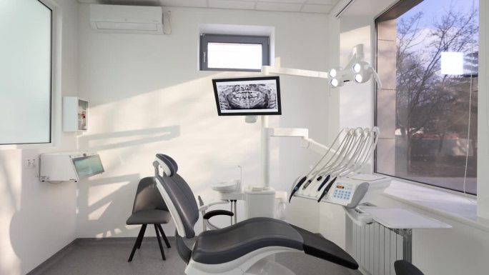 牙科诊所拥有专业的现代化设备。空的极简主义口腔办公室，配有牙科单元，椅子和专业设备。诊所的牙科椅牙医