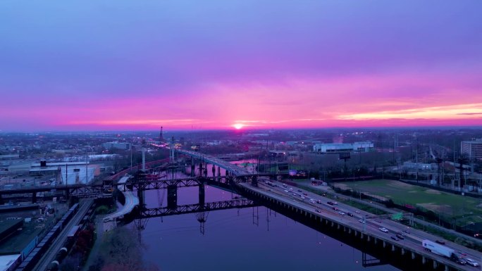 宾州的紫色日落，航拍全景图