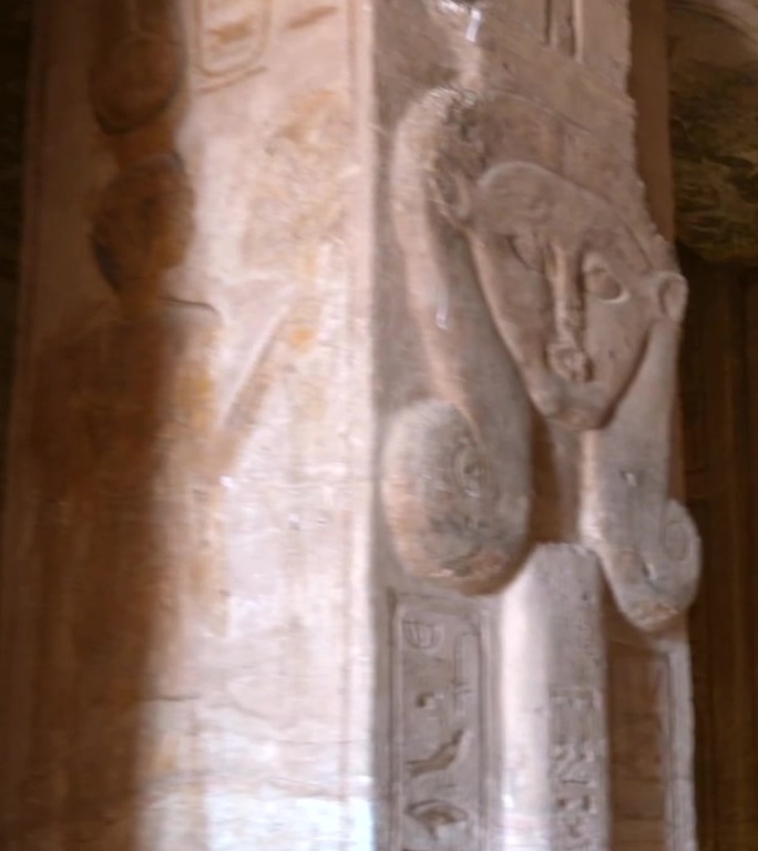 埃及南部努比亚靠近纳赛尔湖的阿布辛贝神庙旁的奈费尔塔里神庙内的圆柱和象形文字绘画。法老神庙拉美西斯二