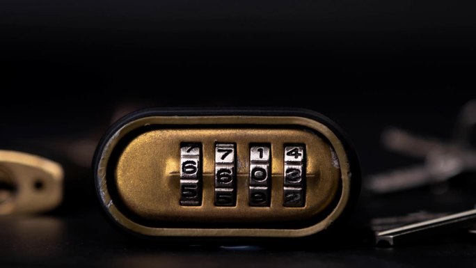 带数字滚动循环的金属组合密码锁的停止运动。密码锁上的数字发生了变化。