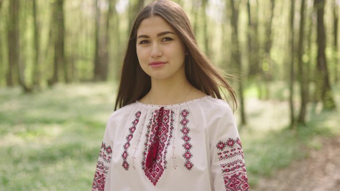 近距离4k拍摄年轻美丽的乌克兰女人在vyshyvanka -乌克兰民族服装。与乌克兰站在一起