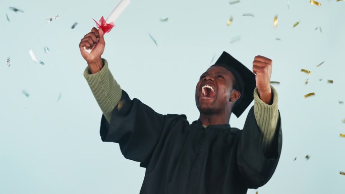 五彩纸屑、毕业证书和黑人在蓝色背景的模拟空间里庆祝。对成功、成就和目标充满热情的研究生和文凭学生