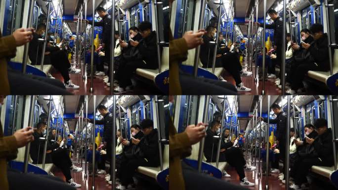 地铁上乘客人群看手机