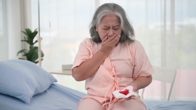 亚洲老年妇女有咳血和胸痛