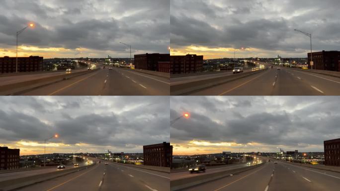 在密苏里州堪萨斯城的州际公路上，日落时分，天空中有灰色的云