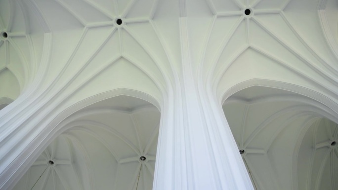 立陶宛德鲁斯金斯基凯圣玛丽教堂的白色天花板和柱子的低角度