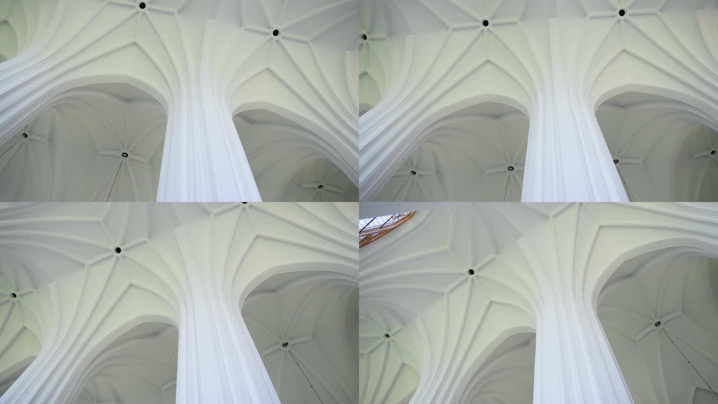 立陶宛德鲁斯金斯基凯圣玛丽教堂的白色天花板和柱子的低角度