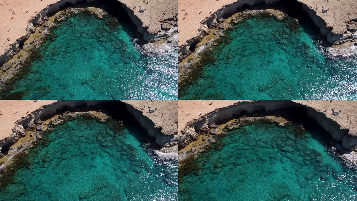 4K空中无人机拍摄的画面显示了塞浦路斯的海底洞穴，清澈的海水