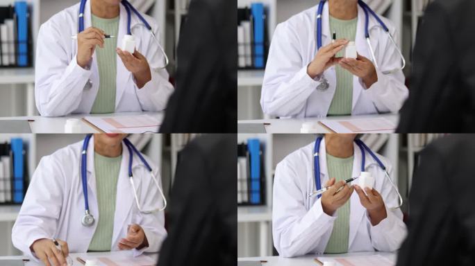 老年保健理念。医生和病人在医务室。医生正在向病人解释用药说明。
