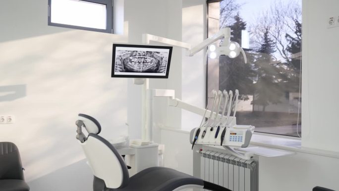 牙科诊所拥有专业的现代化设备。空的极简主义口腔办公室，配有牙科单元，椅子和专业设备。诊所的牙科椅。牙