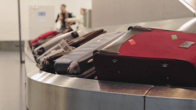 国际机场行李中带有循环传送带的手提箱或行李。行李传送带。旅客的行李带