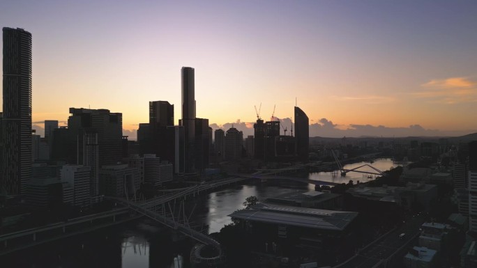 商业金融，澳大利亚昆士兰州布里斯班，日出时分，维多利亚大桥和库克船长桥上的布里斯班河，现代办公大楼旁