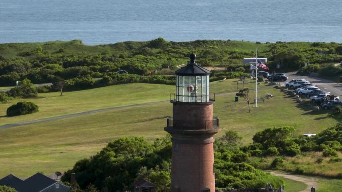 玛莎葡萄园岛Gay Head灯塔的紧密轨道航拍。
