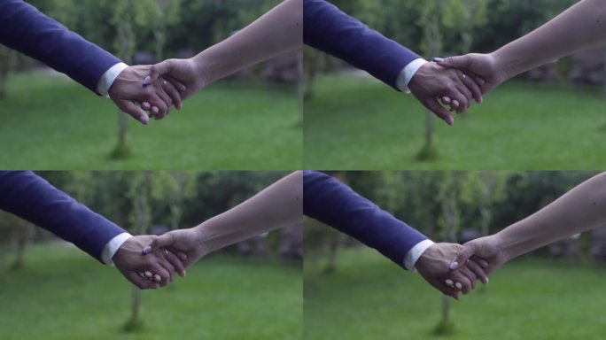 情侣手拉手，象征着结婚的姿势