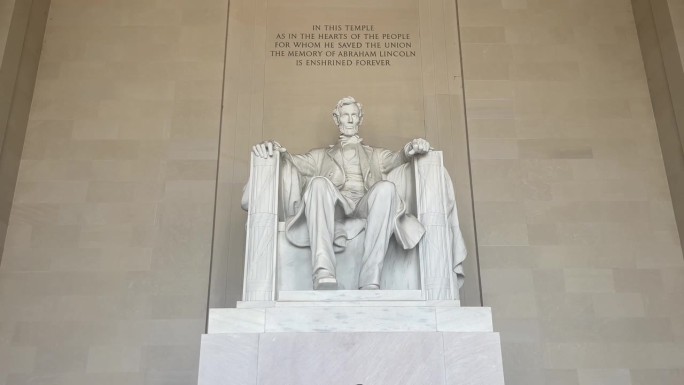 亚伯拉罕·林肯坐在华盛顿国家广场纪念堂的椅子上的雕像。