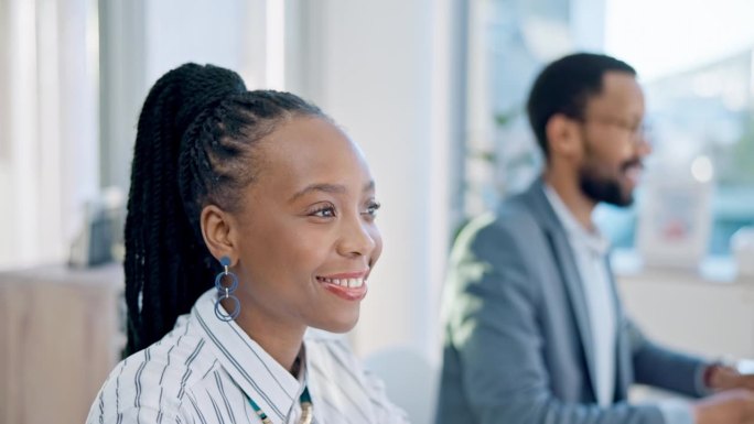 快乐的黑人女性，做生意，在办公室用电脑计划在线报告，电子邮件和互联网研究。非洲工人在台式电脑前更新共