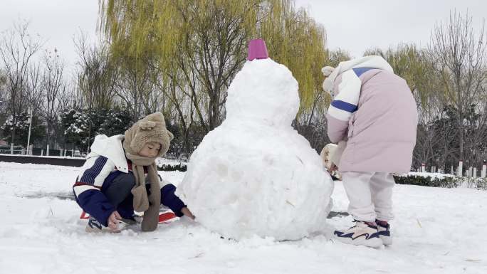 儿童堆雪人